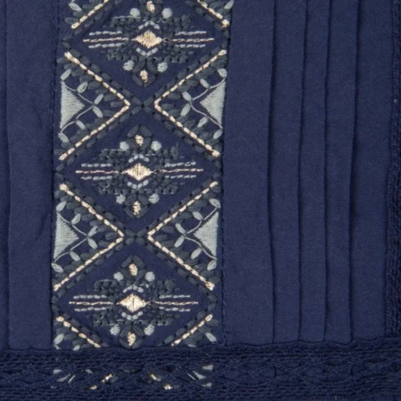 Knox Rose boho embroidered navy tunic top. Size M - Picture 5 of 5